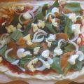 Pizza mit Lachs und Mangold