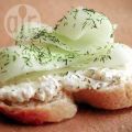 Crostini mit Gurke, Frischkäse und Dill