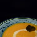 Möhren-Ingwer-Suppe mit Zitronenblatt und[...]