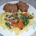 Gemüse: Karotten-Feldsalat-Gemüse auf Bandnudeln