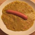 Erbsensuppe mit Würstchen