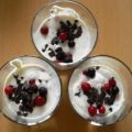 Frischkäse-Quark-Creme mit gemischten Beeren