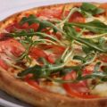 Pizza mit frischen Tomaten, Rucola und[...]
