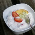 Joghurt mit Erdbeere und Nektarine