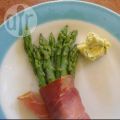 Grüner Spargel im Schinkenmantel
