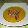 Krabben suhlen sich in Karotten-Kokos-Suppe