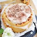 Ein Waffeltörtchen mit geeister Tiramisu-Creme