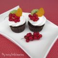 Schokoladen-Cupcakes mit Obst