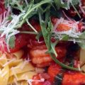 Tagliatelle mit Gambas, Tomaten und Ruccola