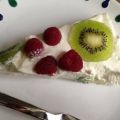 Baisertorte mit Sahne und frischen Früchten