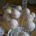 Zitronen-Cakepops mit weißer Schokolade...