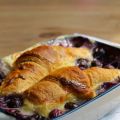 Croissant-Auflauf mit Pudding und Blaubeeren
