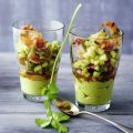 Scharfe Garnelen auf Avocadocreme