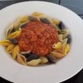 Sauce Bolognese mit bunten Muschelnudeln