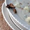 Blumenkohl-Cremesuppe mit Roquefort-Soße und[...]
