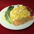 Bandnudeln mit gebratenem Lachs,[...]