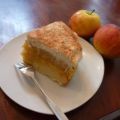 Kleine Apfel-Pudding-Torte mit Sahne und Zimt