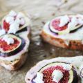Feigen-Crostini mit Ziegenfrischkäse.