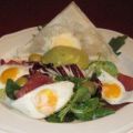 Avocadocreme auf Salat mit Wachtelei