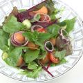 Bunter Salat mit Minz-Dressing