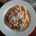 PENNE MIT RUCOLA IN WEINSOSSE