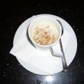 Cappuccino von weißen Bohnen und Morcheln