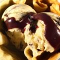 Oreo Eis mit Schokoladensauce