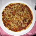 Pizza mit Tomaten-Hacksoße
