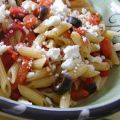 Farfalle mit Soße aus rohen Tomaten