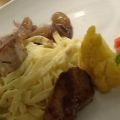 Schweinemedaillons mit Traubensoße an Bandnudeln