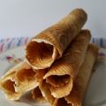 Eiswaffeln aus flüssigem Bräzeliteig (Bretzeli)[...]