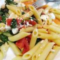 Penne mit Tomaten, weißen Bohnen und Feta