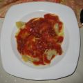 Ravioli mit Tomatensoße