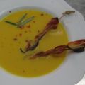 Kaltes Paprikasüppchen mit Bacon-Spieß