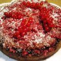 Mohnkuchen mit frischen Johannisbeeren