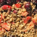Erdbeer-Kirsch-Crumble