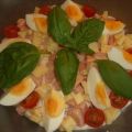 Bunter Salat mit Käse, Wurst und Ei
