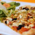 Lauch-Pizza mit Feta und Baumnüssen