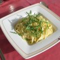 Zitronige Spaghetti mit Rucola und Parmesan