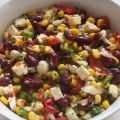 Bunter Salat mit Kidneybohnen, Mais und Feta