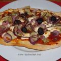 Pizza mit Artischocken und Mailänder Salami