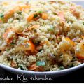 Couscous Salat mit Möhren und Kaki - serviert[...]