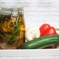 Bunte Antipasti-Bruschetta mit gefüllten[...]