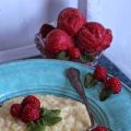 Weißes Schokoladenrisotto mit Himbeer-Eis