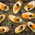 ZIEGENKÄSE-CROSTINI MIT MARILLENCHUTNEY