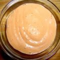 Tomaten-Majonnaise, sehr orangefarbig und cremig