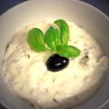 Oliven-Schmand-Dip mit Basilikum
