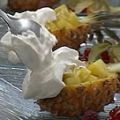 Ananas mit Rum und Vanille-Sahne