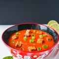 Tomaten-Kokos-Suppe mit knusprigen Tofuwürfeln