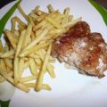 Cordon Rouge mit Pommes und Salat.